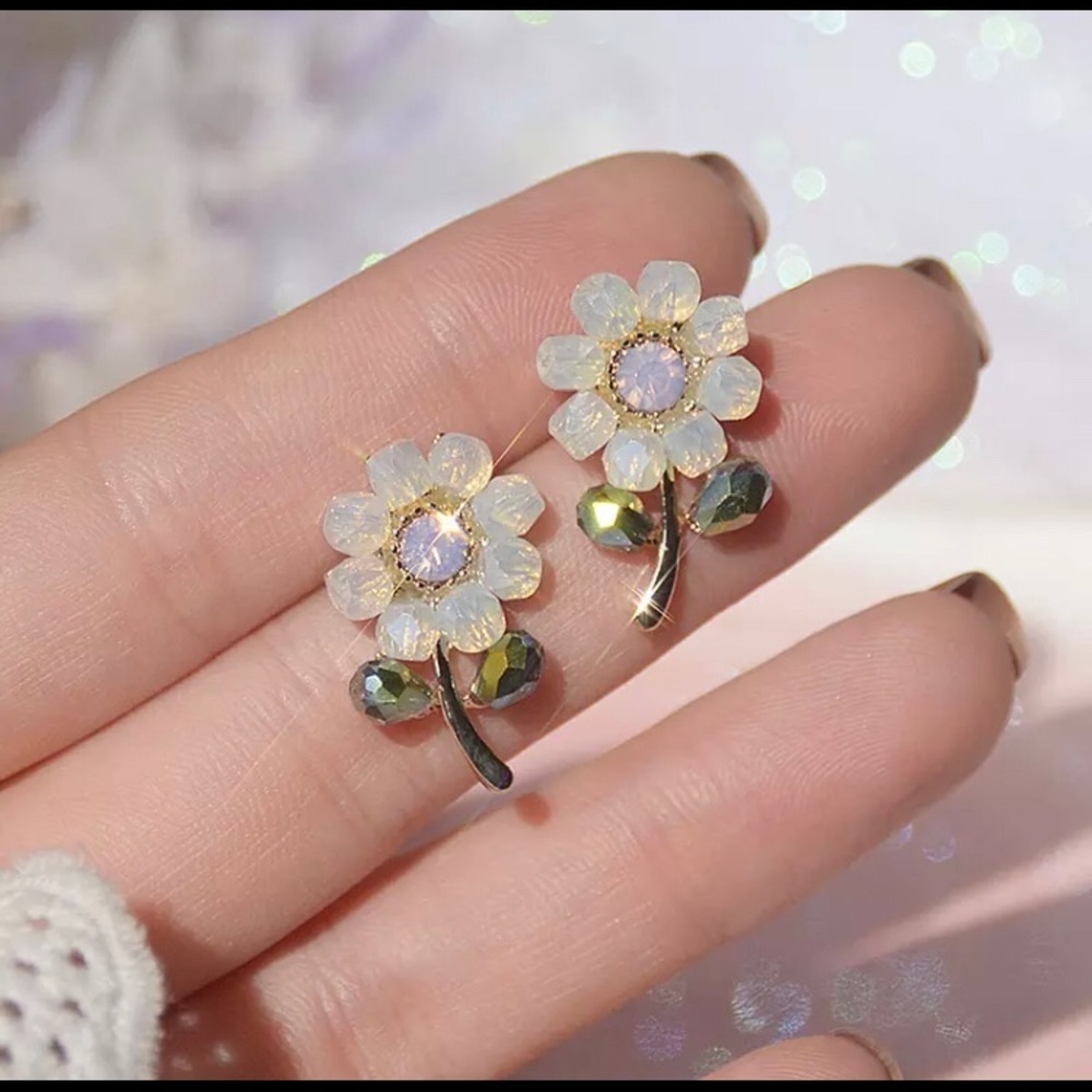 White / Orange flower earrings 🌸
